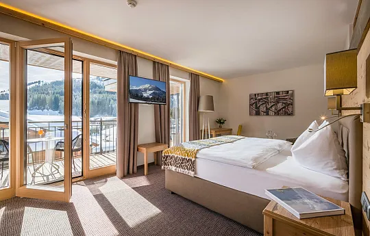 1_hotel_zentral_kirchberg_02_2019_suite_fleckalm_422_1_neu.jpg