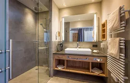 hotel_zentral_kirchberg_02_2019_suite_hohe_salve_badezimmer.jpg
