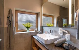 1_hotel_zentral_stoecklfeld_7_kirchberg_06_2022_zimmer_306_badezimmer.jpg