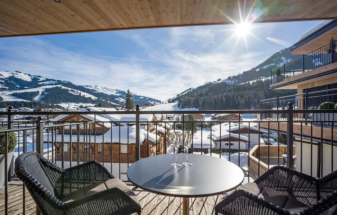 hotel_zentral_kirchberg_02_2019_suite_fleckalm_balkon_aussicht.jpg