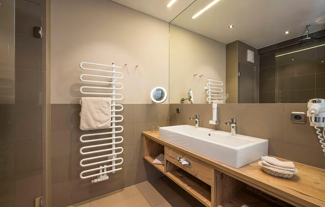 hotel_zentral_kirchberg_02_2019_suite_gaisberg_410_badezimmer.jpg