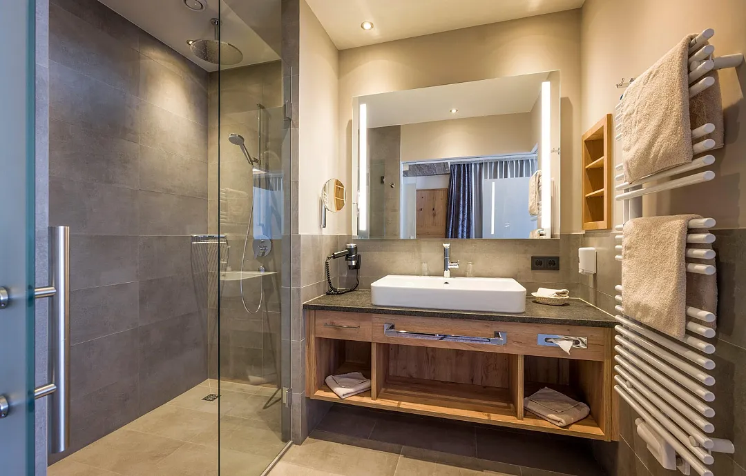 hotel_zentral_kirchberg_02_2019_suite_hohe_salve_badezimmer.jpg