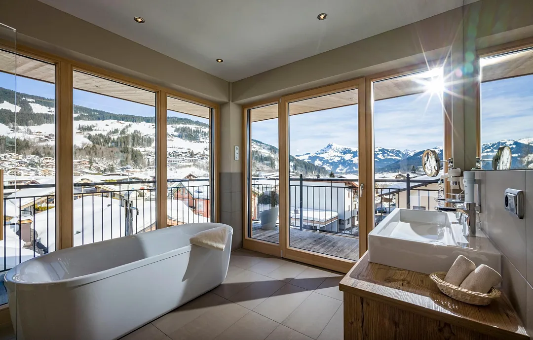 hotel_zentral_kirchberg_02_2019_suite_kirchberg_420_badezimmer.jpg