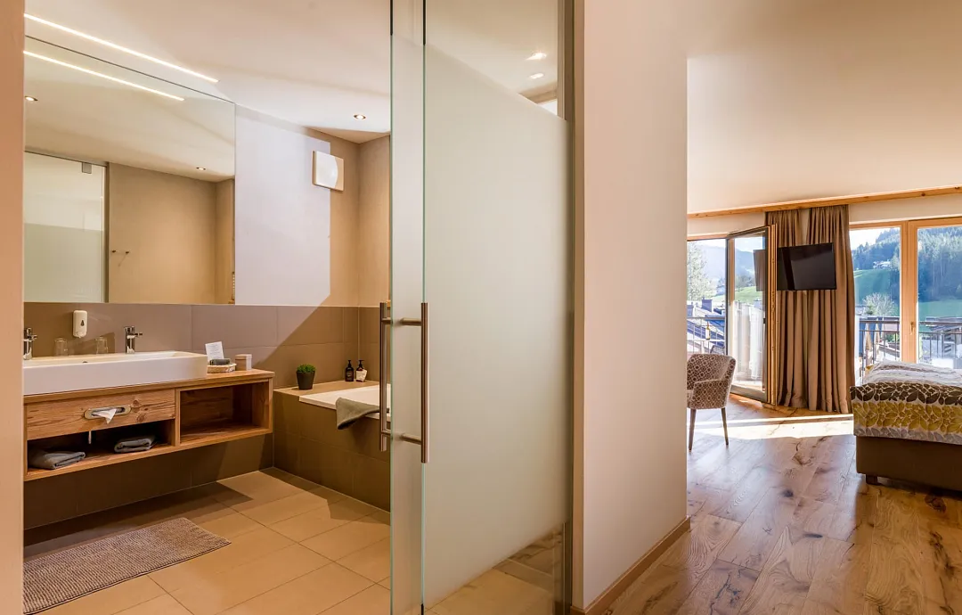 hotel_zentral_stoecklfeld_7_kirchberg_10_2024_suite_411_maierl_badezimmer.jpg