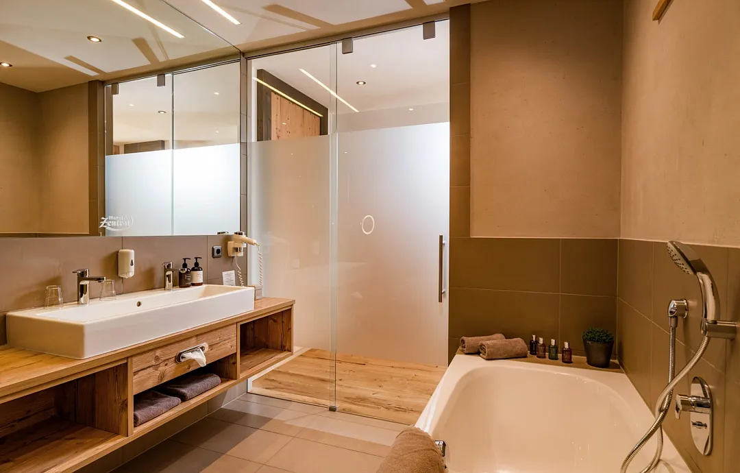 hotel_zentral_stoecklfeld_7_kirchberg_10_2024_suite_422_fleckalm_badezimmer_2.jpg