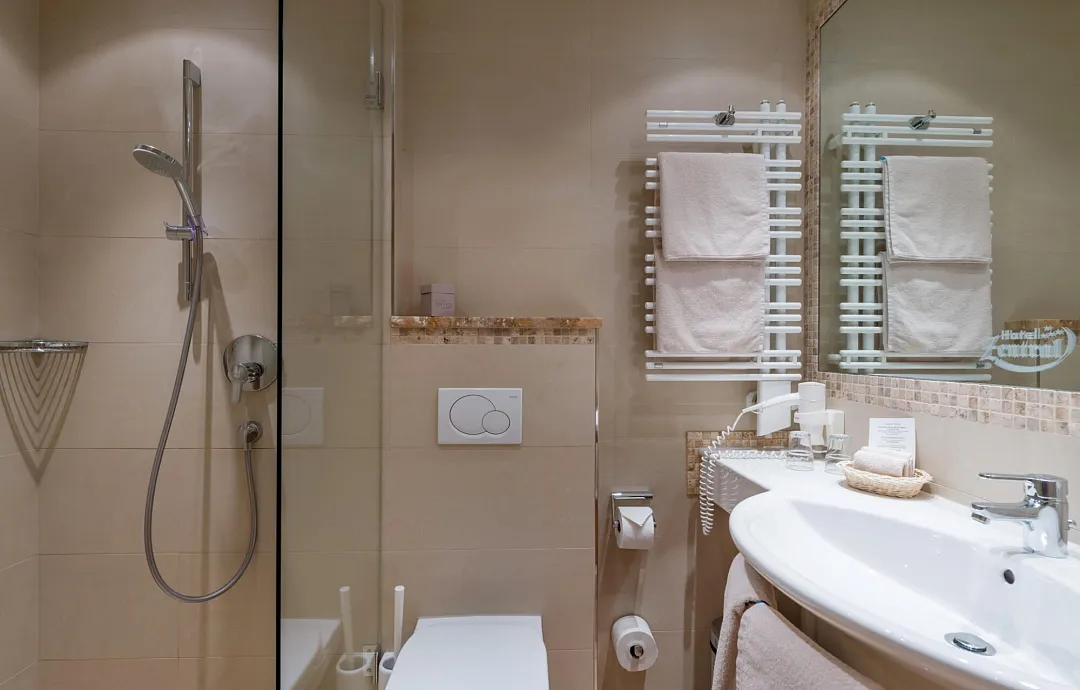 hotel_zentral_stoecklfeld_7_kirchberg_12_2021_zimmer_203_badezimmer.jpg